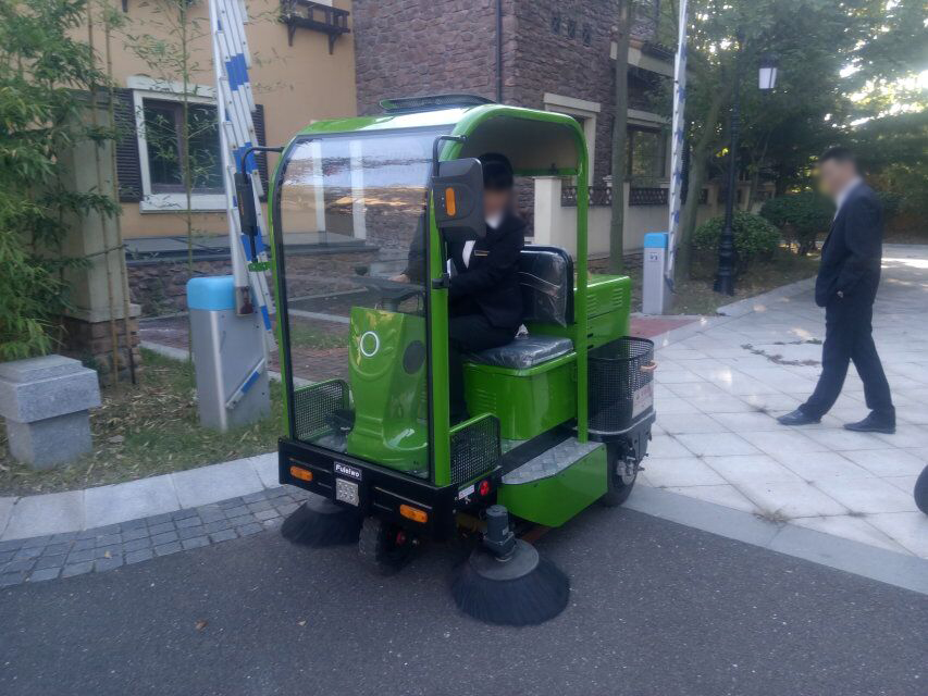 駕駛式掃地機 駕駛式掃地機